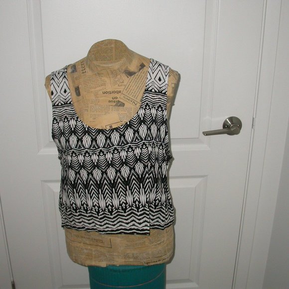 Crop Top - Black and White - Picture 6 of 6